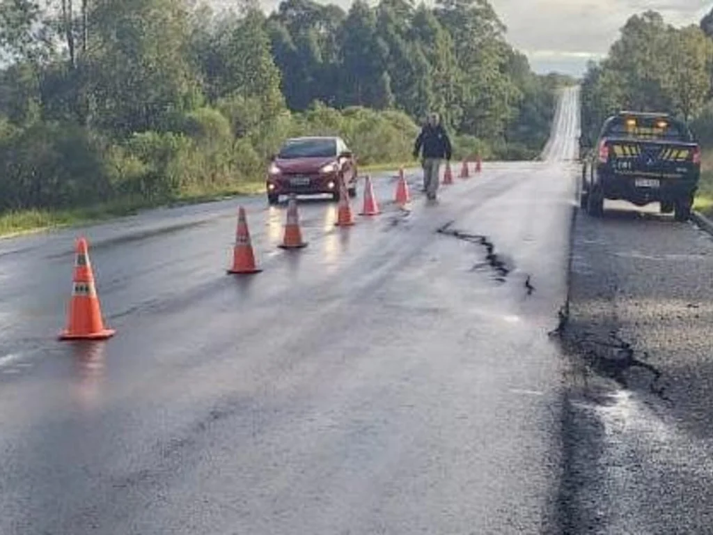 Alerta sobre rachaduras na pista da BR 293 em Hulha Negra