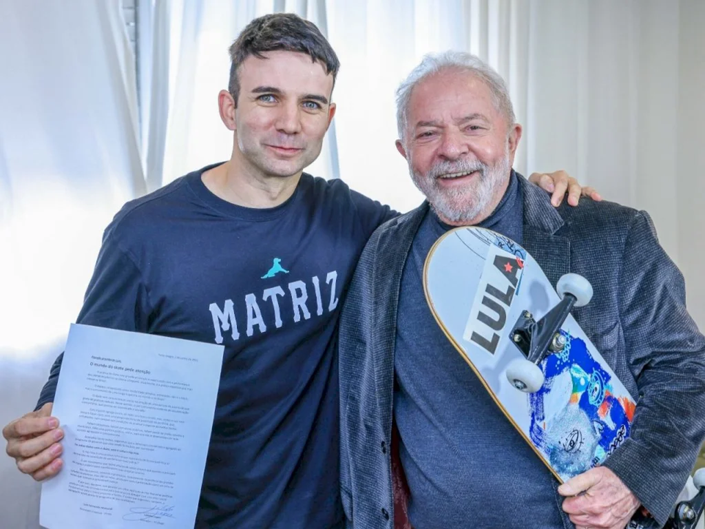 Vereador presenteia Lula com skate