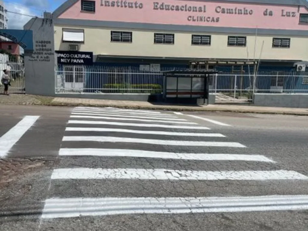 Caminho da Luz volta a contar com faixa em frente ao prédio