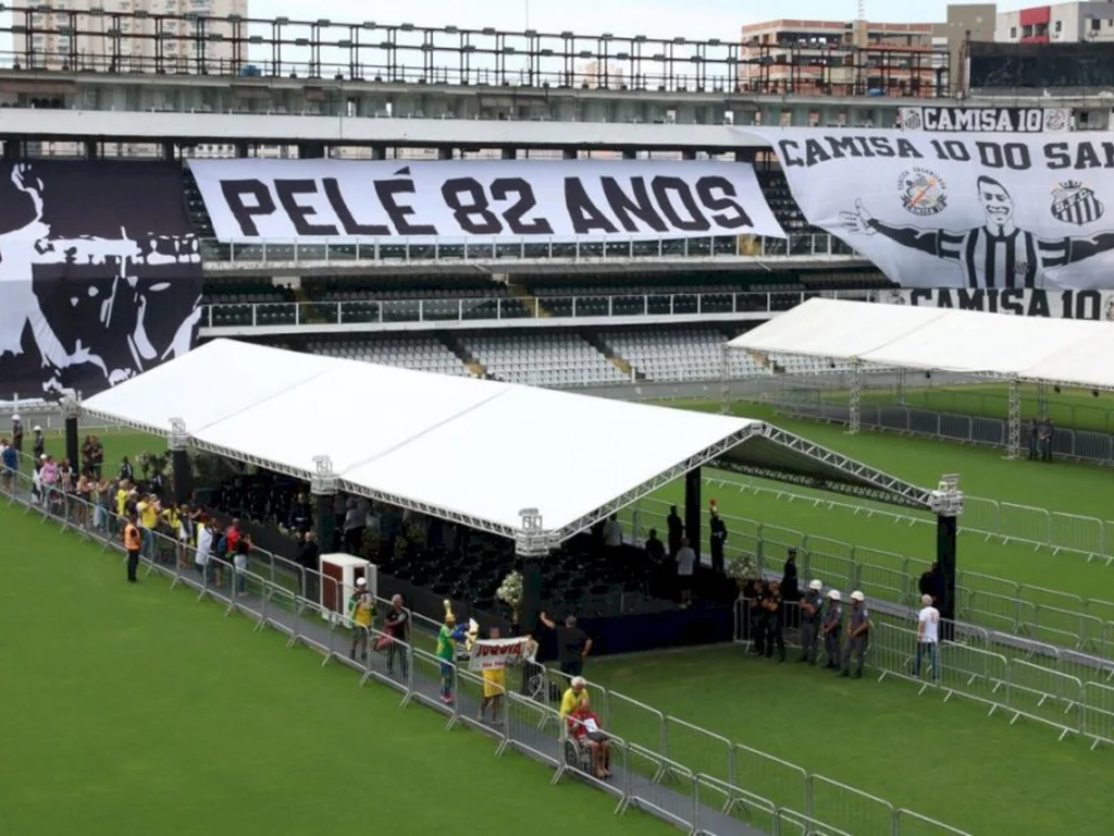 Corpo do Rei Pelé é velado na Vila Belmiro