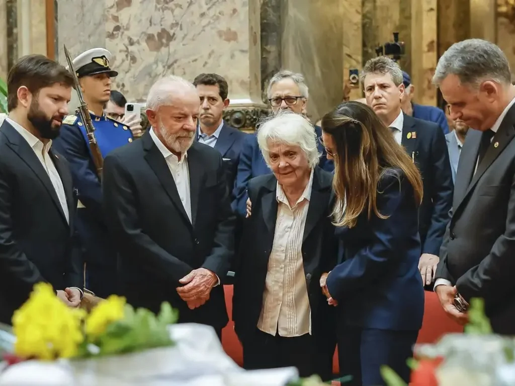 Lula participa de funeral do ex-presidente Pepe Mujica