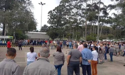 Corte de árvores em praça gera polêmica