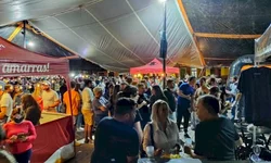 Falta de uso de máscaras e aglomeração geram críticas a evento