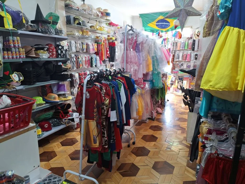 Carnaval impacta venda de fantasias, acessórios e tecidos