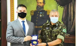 Prefeito recebe homenagem do Exército