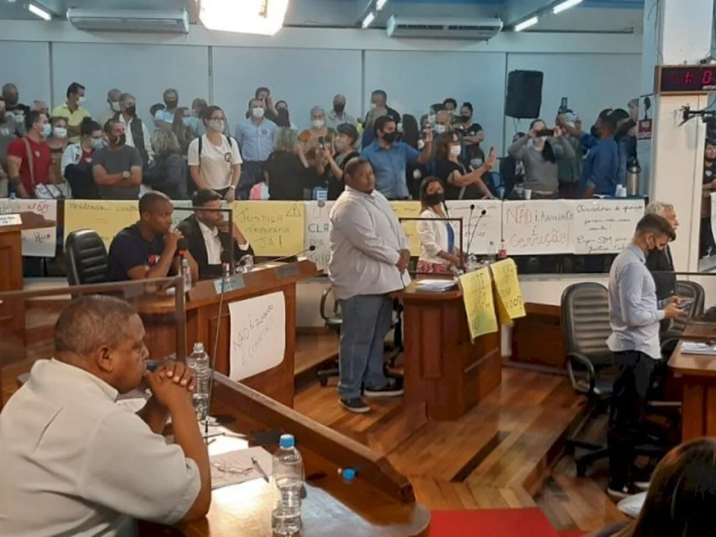 Projeto é aprovado sob vaias e aplausos