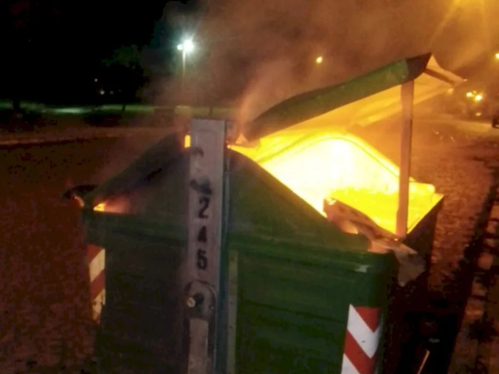 Morador de rua coloca fogo em contêiner para se aquecer