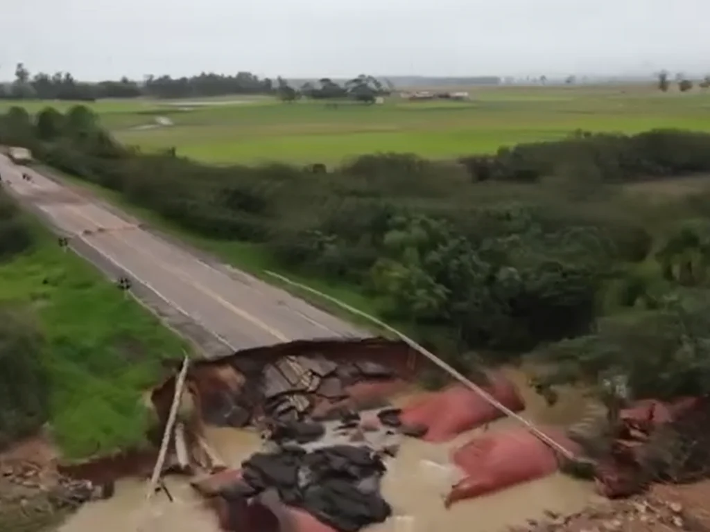 Equipes trabalham 24 horas por dia na recuperação do Km 132 da BR 290