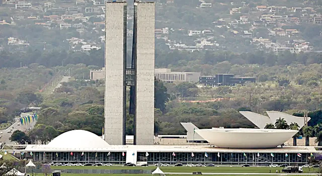 Lula sanciona reajuste do Legislativo e veta penduricalhos