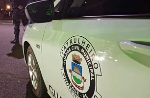 Homem apedreja hotel e ameaça recepcionista