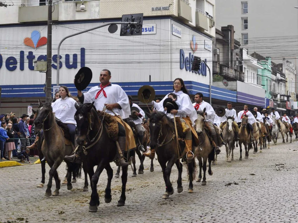 Dia do Gaúcho reúne centenas na principal avenida de Bagé