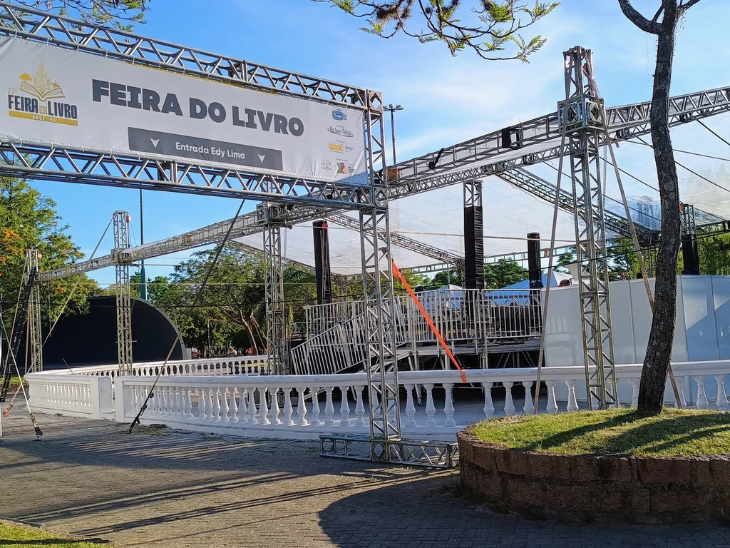 Feira do Livro começa na Praça de Esportes