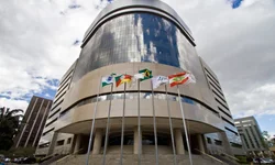 TRF4 oferece vagas para analistas e técnicos com inscrições até maio