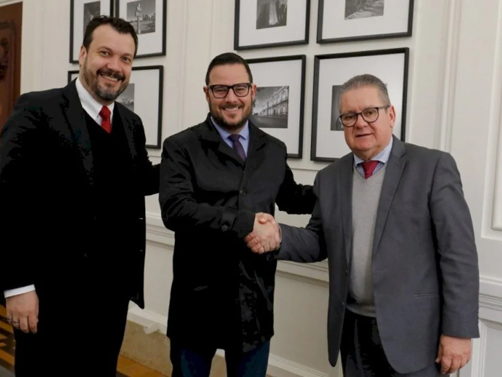 Tucano assume como líder do governo