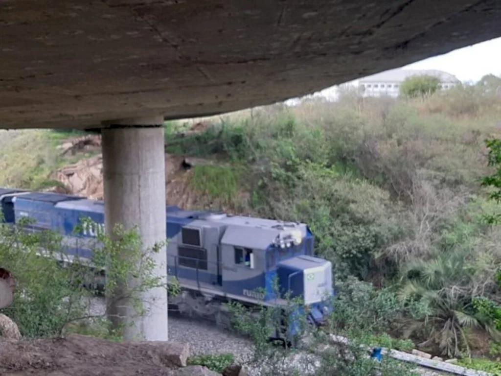 Um lar encravado embaixo da ponte dos trilhos