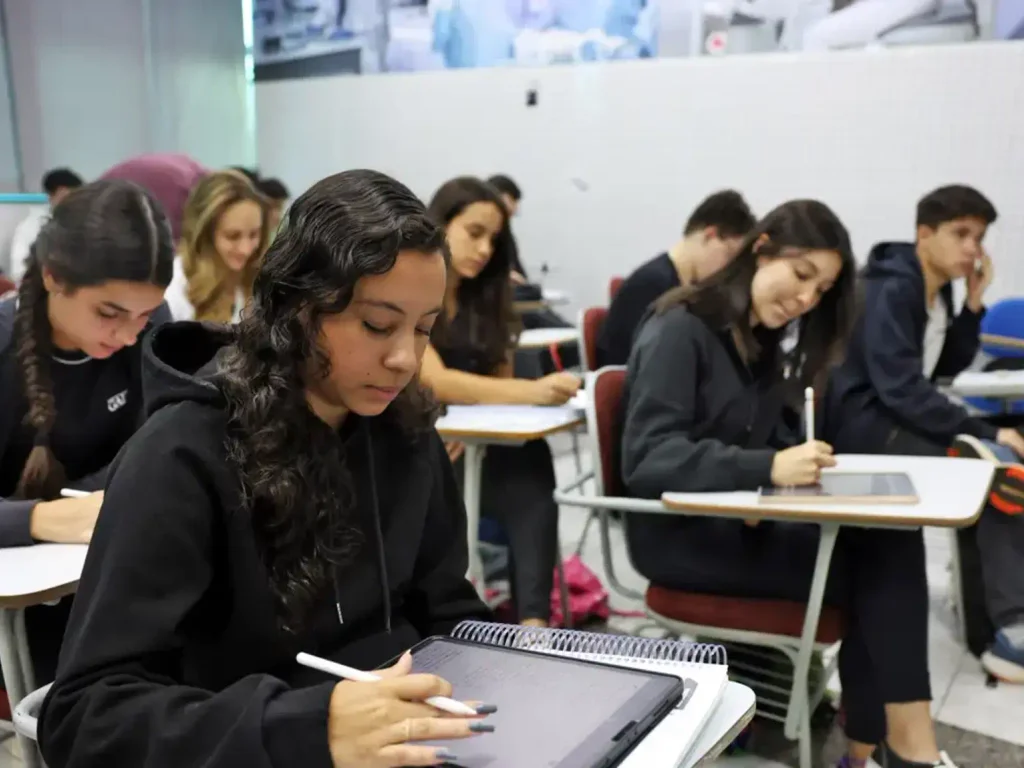 Sete em cada 10 alunos do ensino médio usam IA generativa em pesquisas