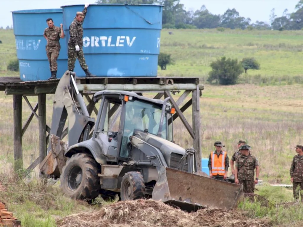 Militares atuam no canteiro de obras do reservatório