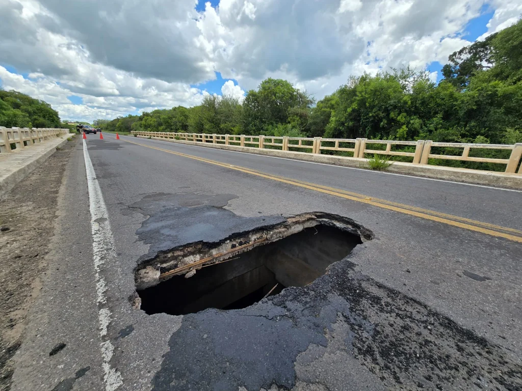Cratera em ponte provoca restrição de tráfego na BR-290
