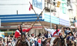 Desfile de cavalarianos mobiliza entidades e tradicionalistas de Bagé