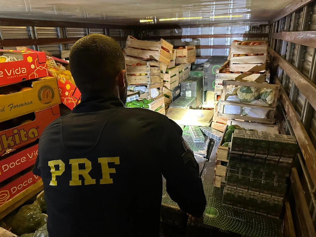 PRF apreende mais de 50 mil maços de cigarros contrabandeados