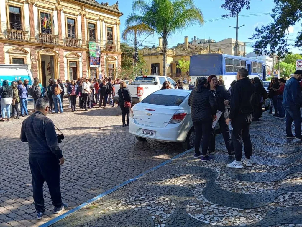 Professores e funcionários estão mobilizados em frente à Prefeitura