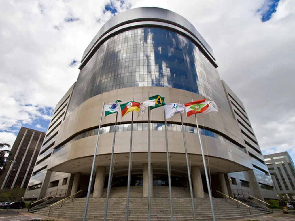 TRF4 oferece vagas para analistas e técnicos com inscrições até maio