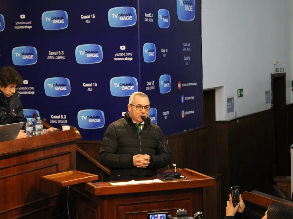 Hoesel condena chacota de Mello e cobra respeito