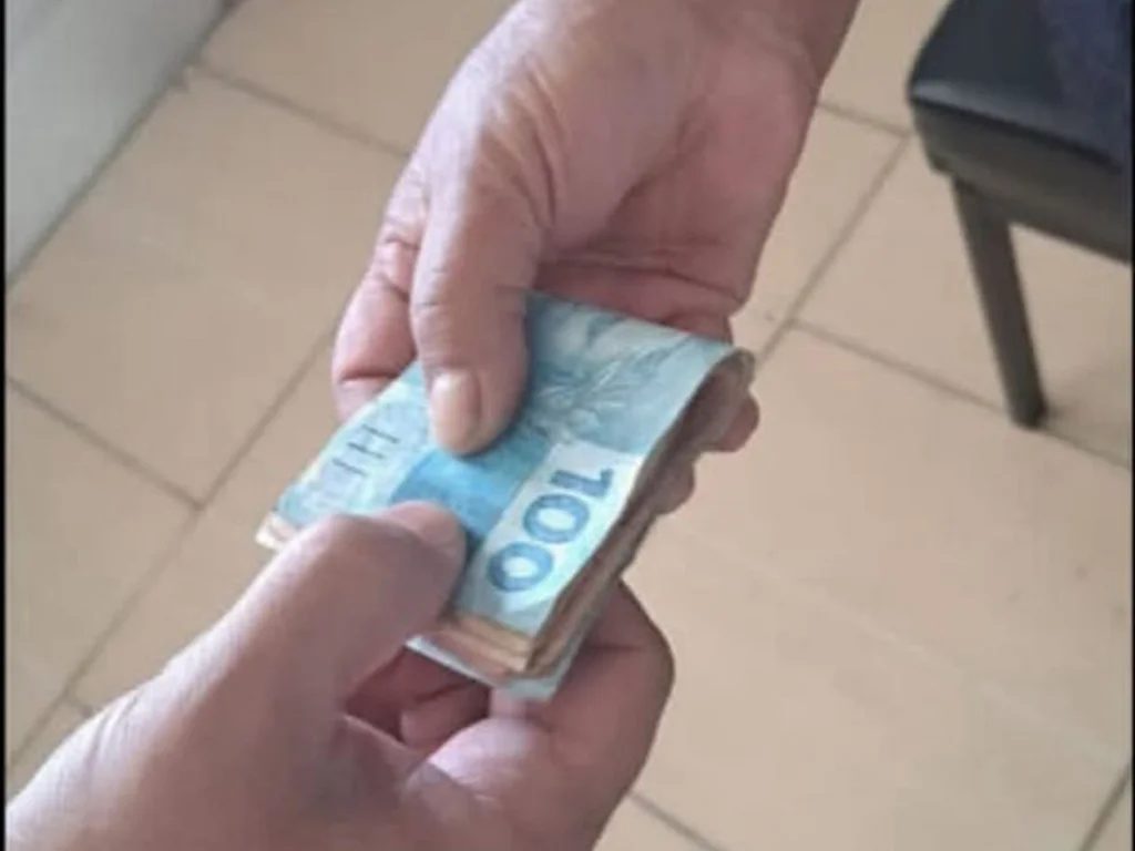 Homem furta e devolve R$ 500 após ser intimado