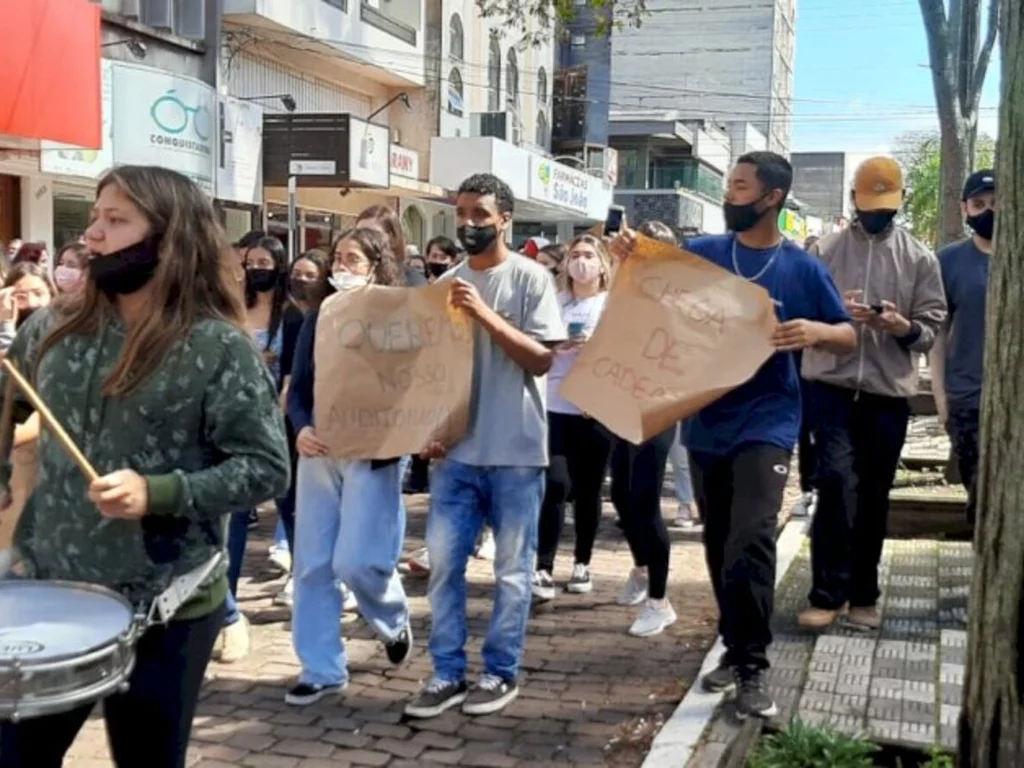 Acesso de escola vira impasse e vai parar no plenário