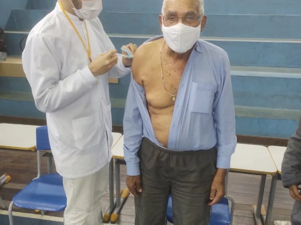 Começa aplicação da terceira dose em idosos de 85 anos ou mais