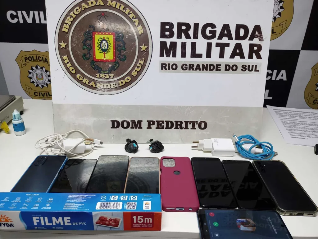 Homem é preso com cocaína e celulares durante operação