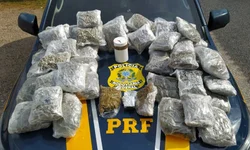 Homem é preso com armas, droga e R$ 1,6 mil