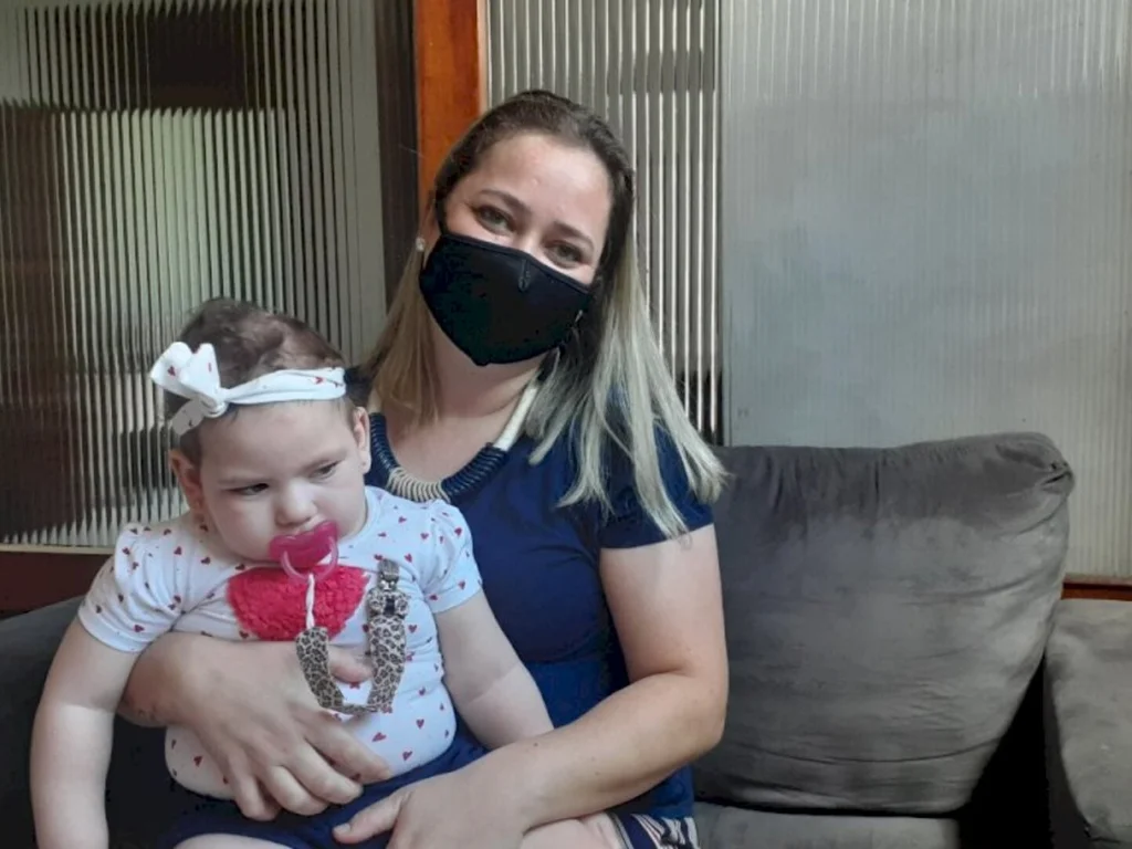 Menina com síndrome de West precisa de ajuda