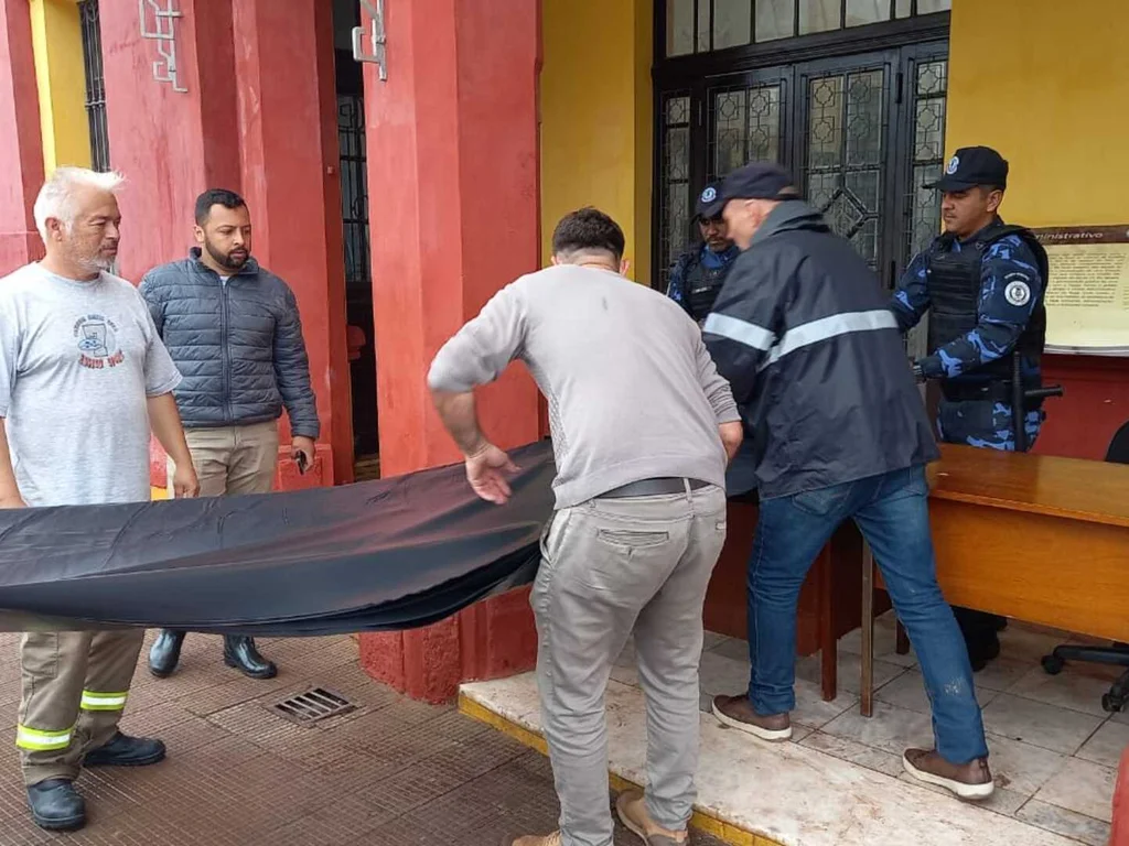 Prefeitura informa sobre distribuição de lonas e telhas