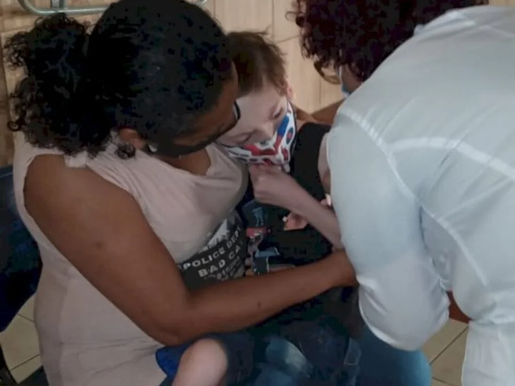 Primeiro dia de vacinação contra a covid-19 tem baixa procura