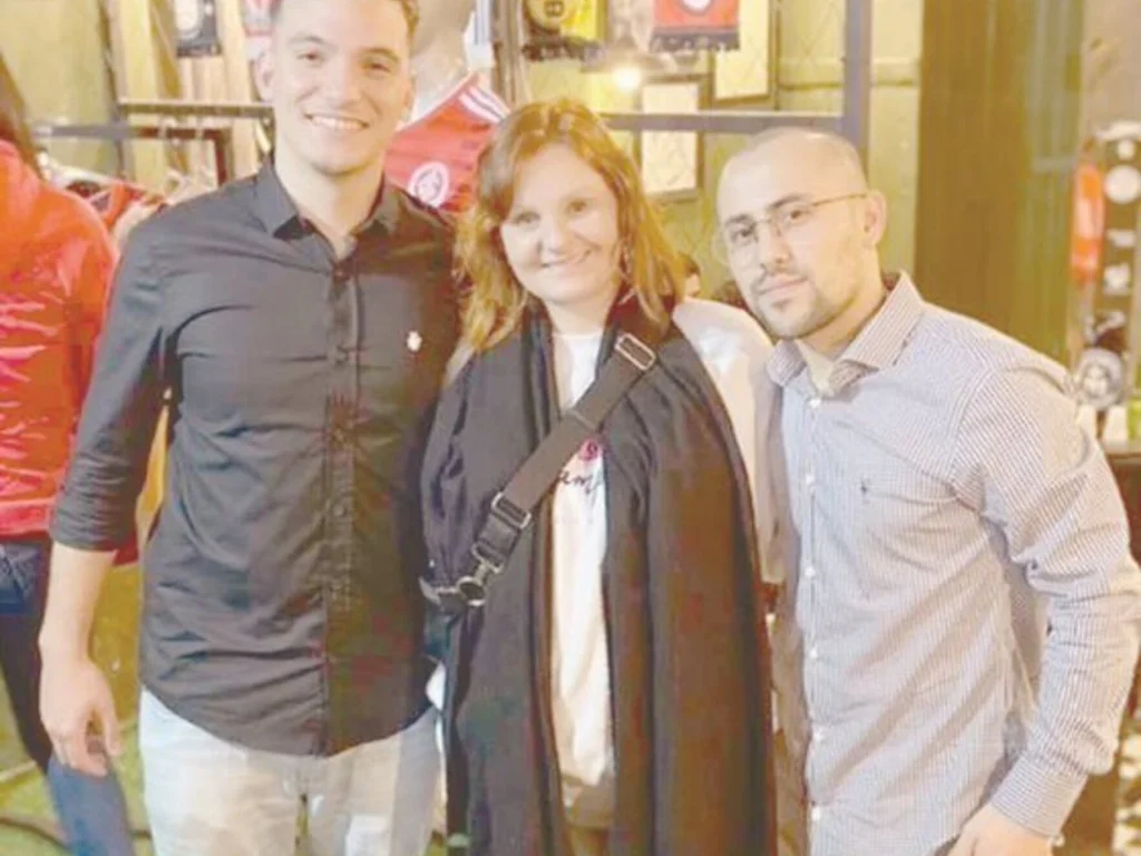 ‘A morte deixa uma mágoa que ninguém pode curar; o amor deixa uma memória que ninguém pode roubar’   Khalil Gibran