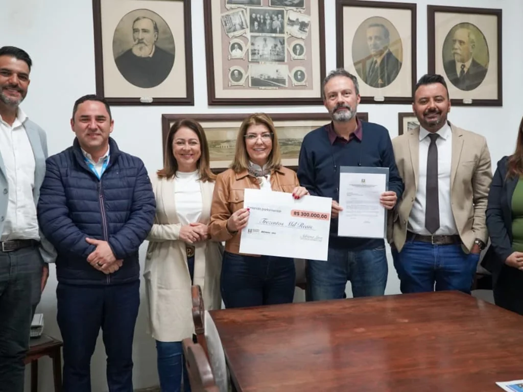 Adriana entrega emenda de R$ 300 mil para a Santa Casa