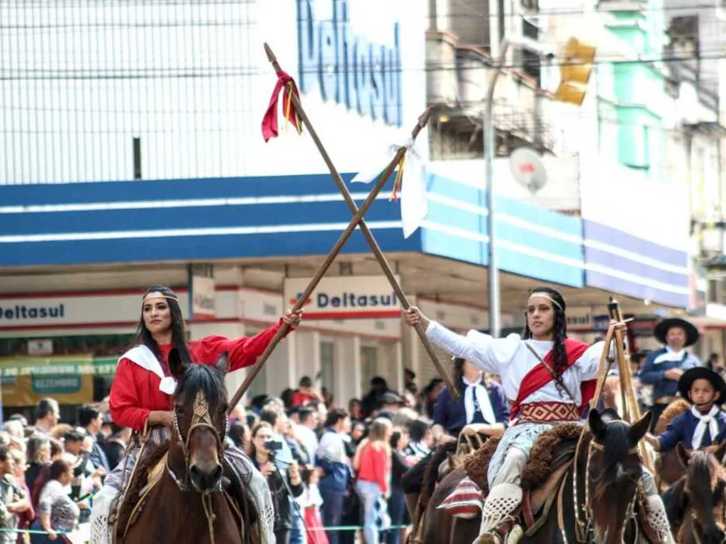 Desfile de cavalarianos mobiliza entidades e tradicionalistas de Bagé