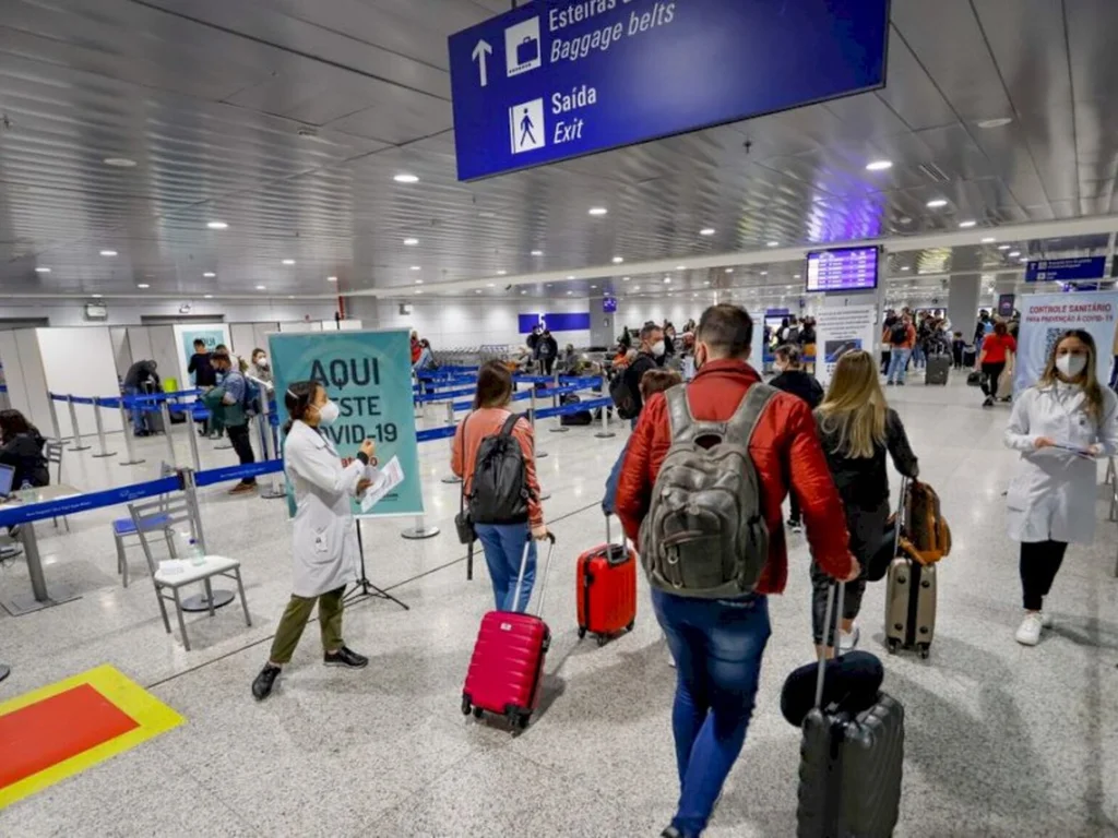 Estrangeiros e brasileiros terão que apresentar comprovante de vacinação