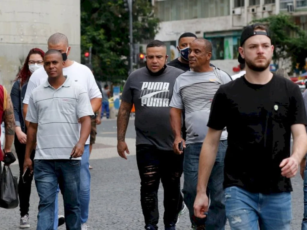 Cresce o número de brasileiros que não usam mais máscaras