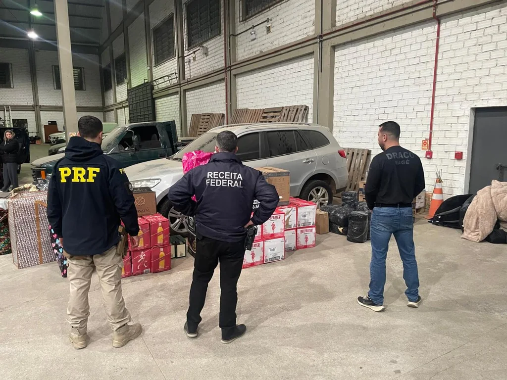 Polícia apreende ônibus com carga de bebidas e queijos