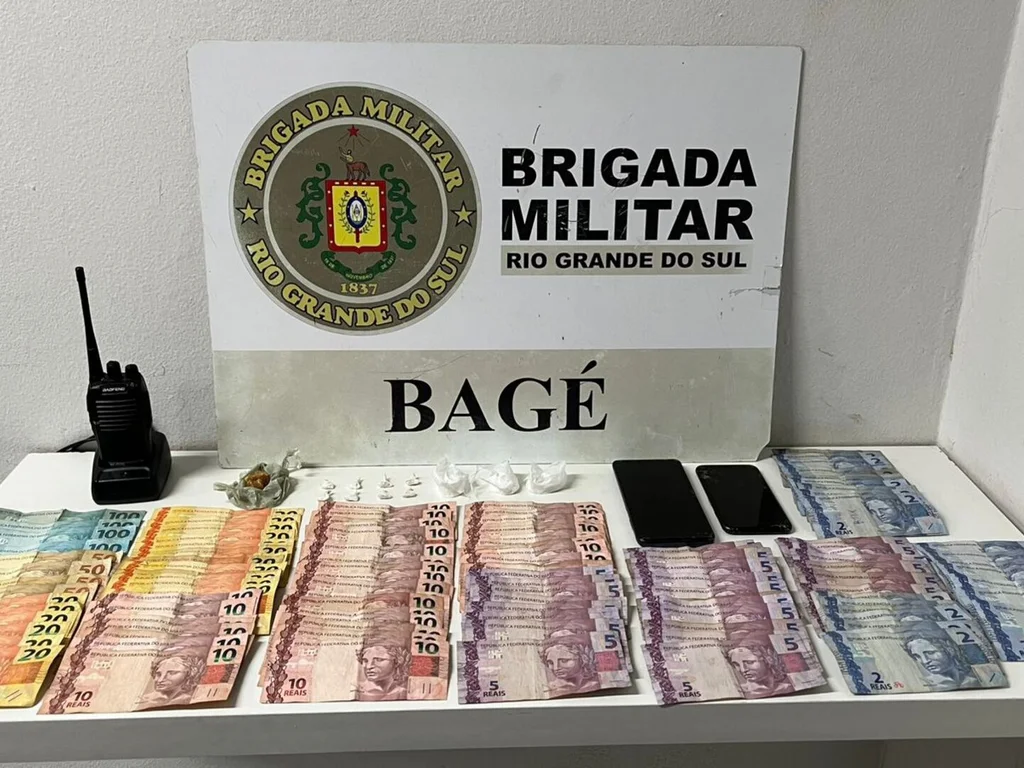 Menores são apreendidos com drogas, dinheiro e rádio comunicador