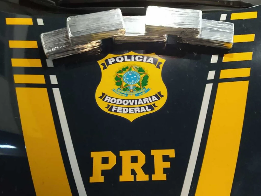 PRF prende passageiro de ônibus com cinco quilos de cocaína