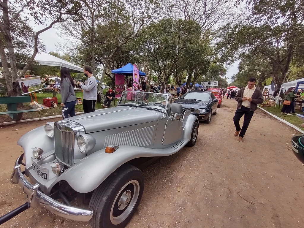 Feira e exposição de carros antigos marcam os 214 anos de Bagé