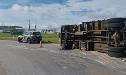 PRF flagra motorista sob efeito de álcool após tombamento