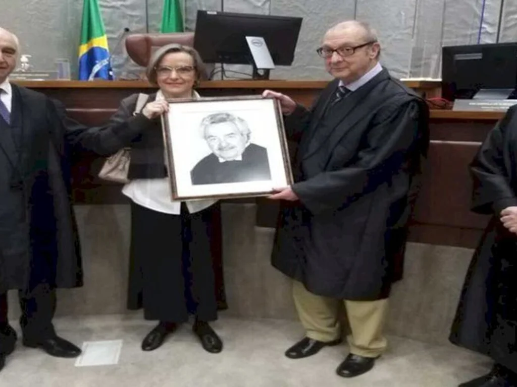 Material histórico de bajeense é doado ao TRE