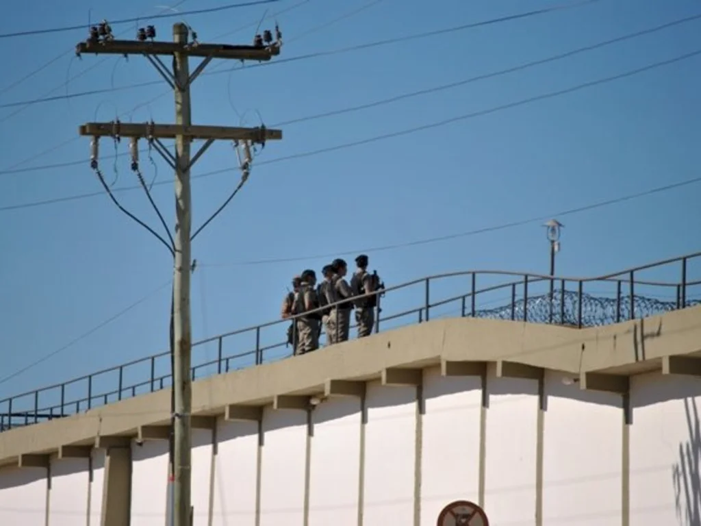 Parede de caixas de leite é erguida no presídio
