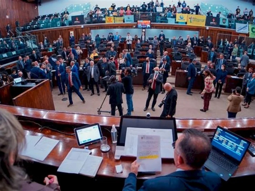 Falta de quórum adia votações polêmicas