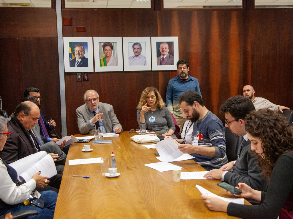 Bancada do PT/PCdoB propõe PEC para combater supersalários