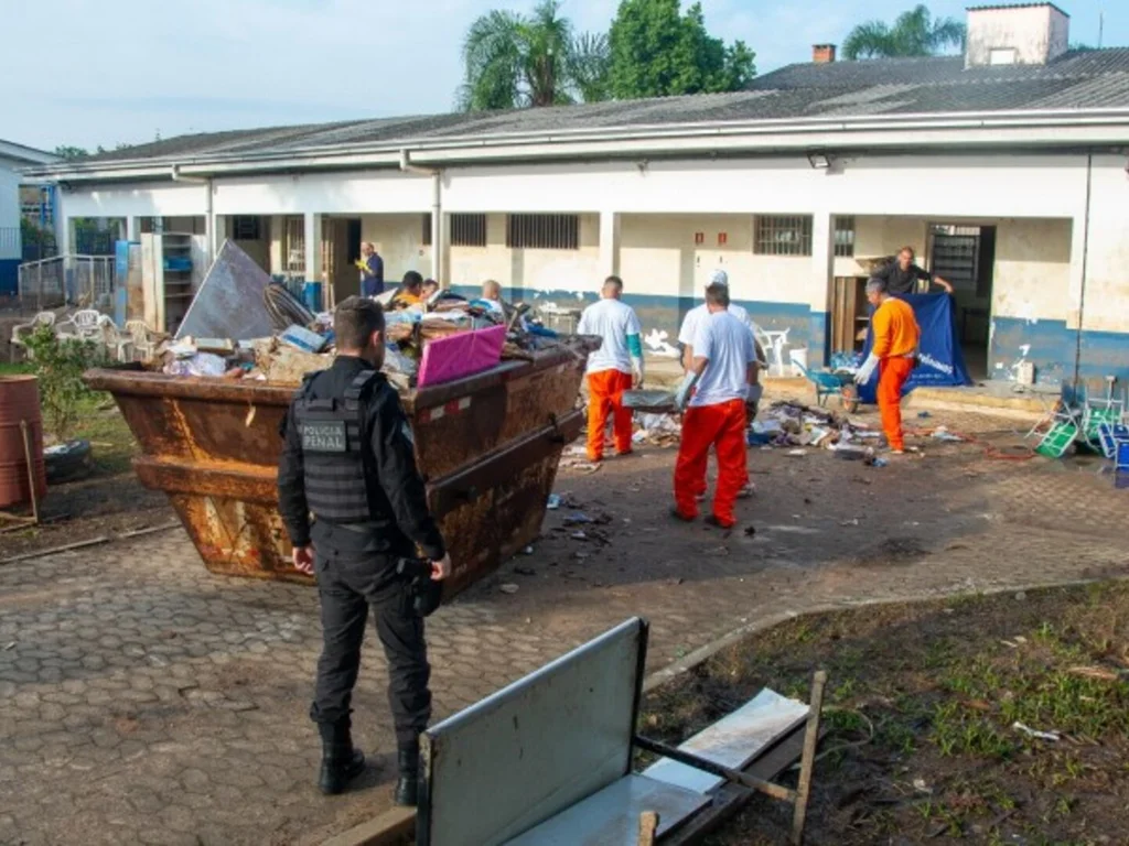 Apenados ajudam na reconstrução de cidades atingidas